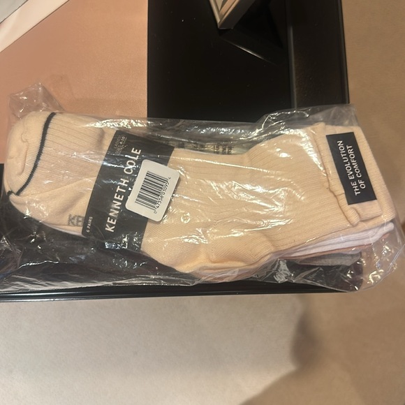 New Kenneth Cole Six back New unopened ladies socks. Size ladies 4-10 - Picture 2 of 3